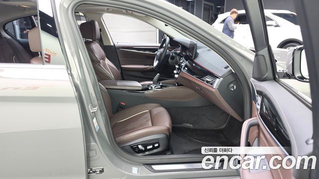 BMW 5-Series 2022 — photo 17