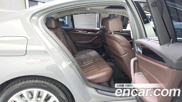 BMW 5-Series 2022 — photo 18