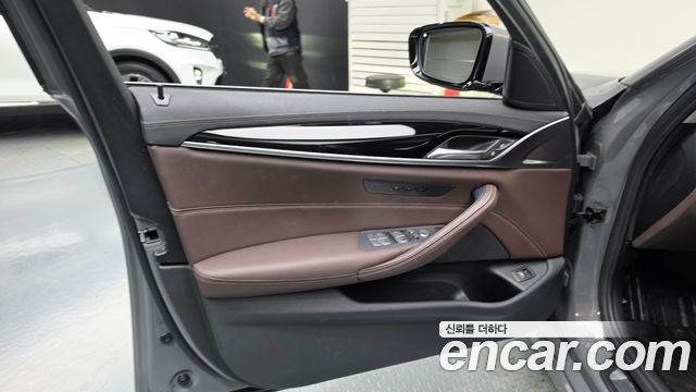 BMW 5-Series 2022 — photo 14