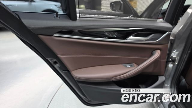 BMW 5-Series 2022 — photo 15