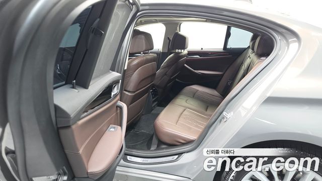 BMW 5-Series 2022 — photo 16