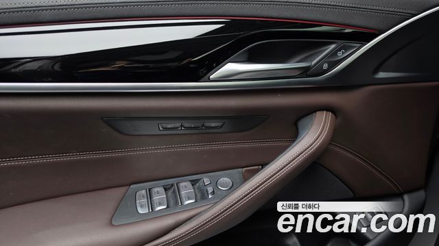 BMW 5-Series 2022 — photo 29