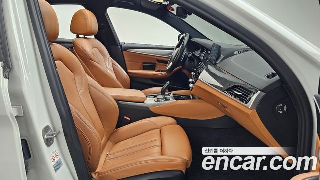 BMW 5-Series 2018 — photo 11