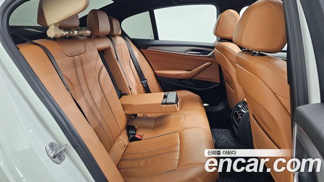 BMW 5-Series 2018 — photo 12