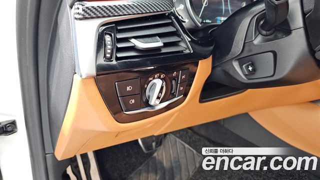 BMW 5-Series 2018 — photo 16