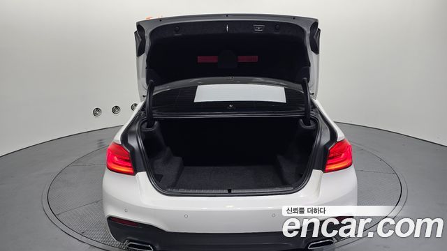 BMW 5-Series 2018 — photo 20