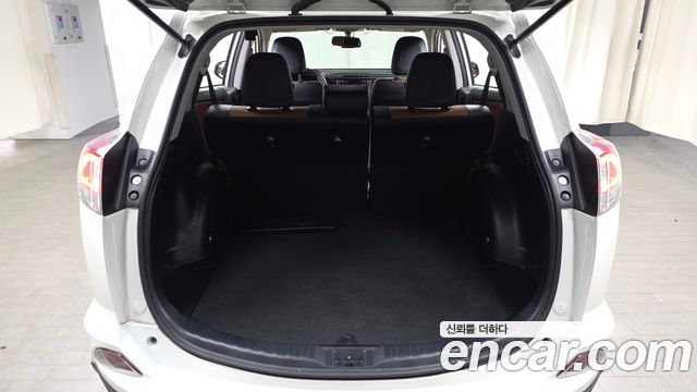 Toyota RAV4 2017 — photo 26
