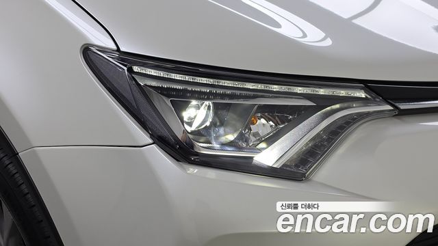 Toyota RAV4 2017 — photo 8