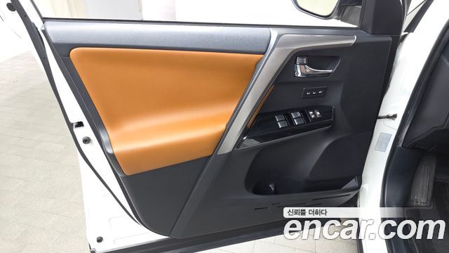 Toyota RAV4 2017 — photo 14
