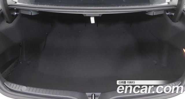 Mercedes-Benz C-Class 2023 — photo 12