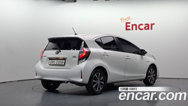 Toyota Prius 2018 — photo 2