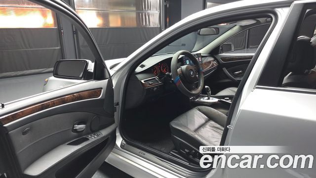 BMW 5-Series 2009 — photo 13