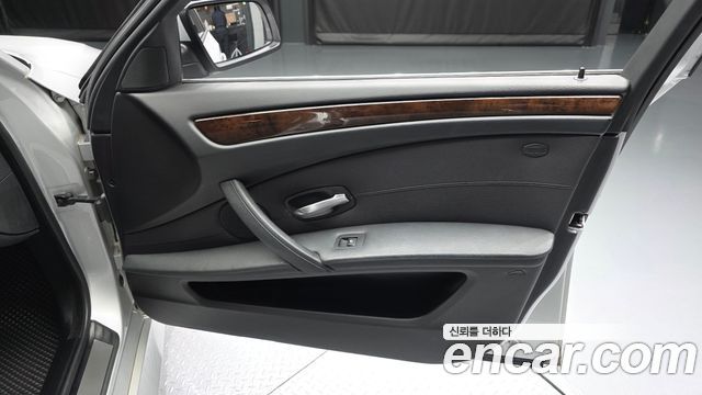 BMW 5-Series 2009 — photo 14