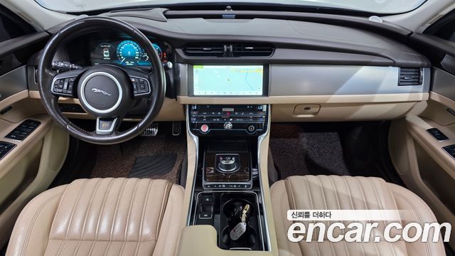 Jaguar XF 2017 — photo 7
