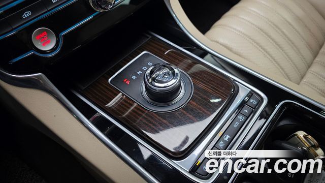 Jaguar XF 2017 — photo 9