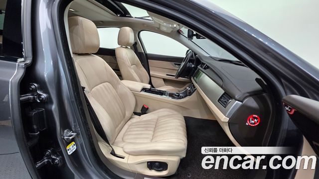 Jaguar XF 2017 — photo 10