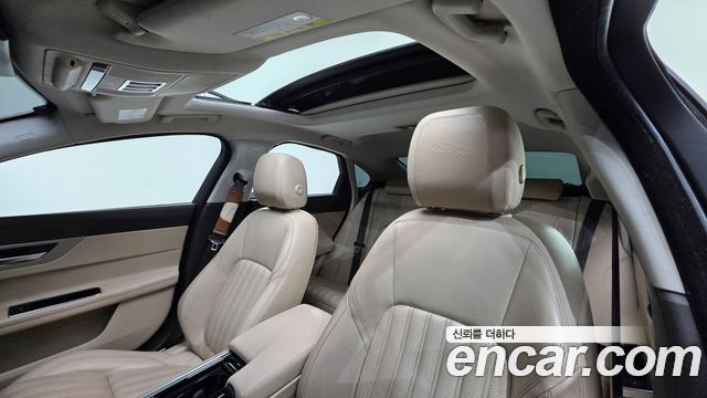 Jaguar XF 2017 — photo 12