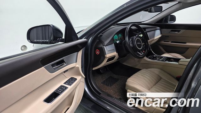 Jaguar XF 2017 — photo 13