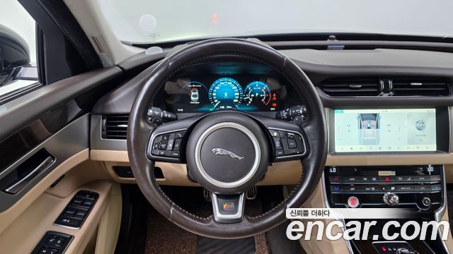 Jaguar XF 2017 — photo 14