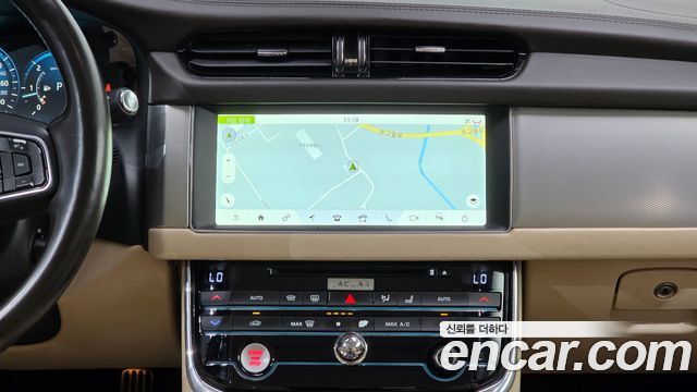 Jaguar XF 2017 — photo 15