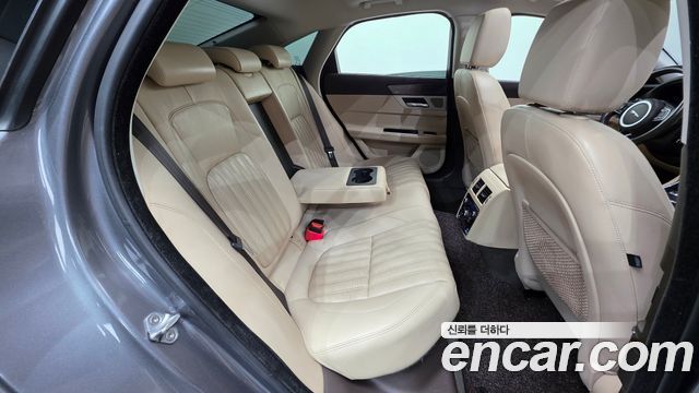 Jaguar XF 2017 — photo 19