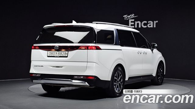 Kia Canival 2021 — photo 2