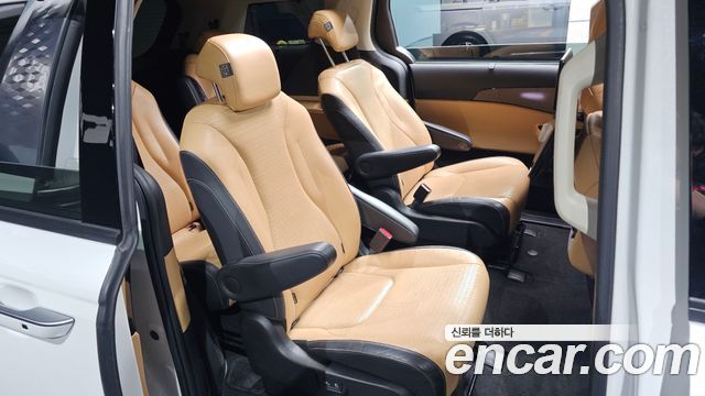 Kia Canival 2021 — photo 17