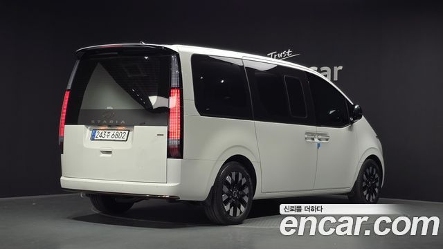 Hyundai Staria 2025 — photo 2
