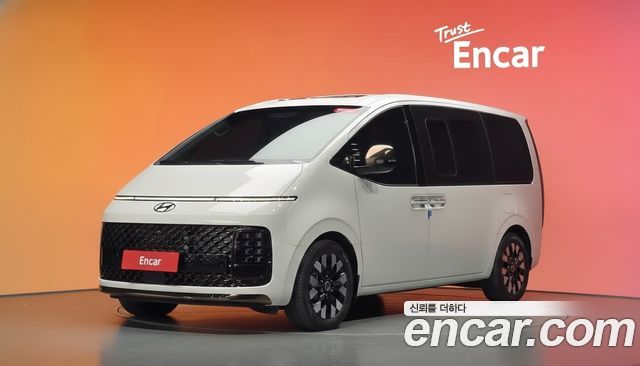 Hyundai Staria 2025 — photo 1