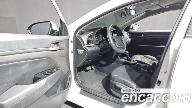 Hyundai AVANTE 2017 — photo 13
