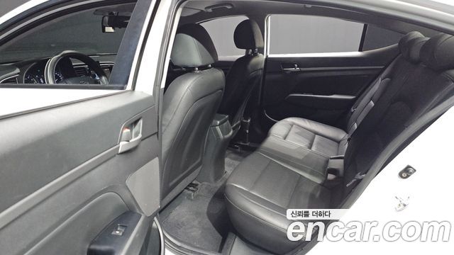 Hyundai AVANTE 2017 — photo 17