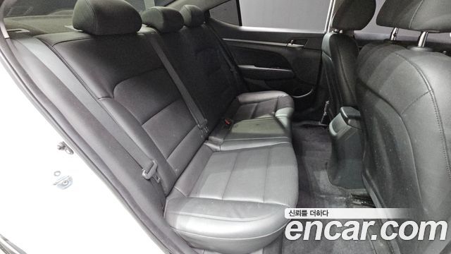 Hyundai AVANTE 2017 — photo 18