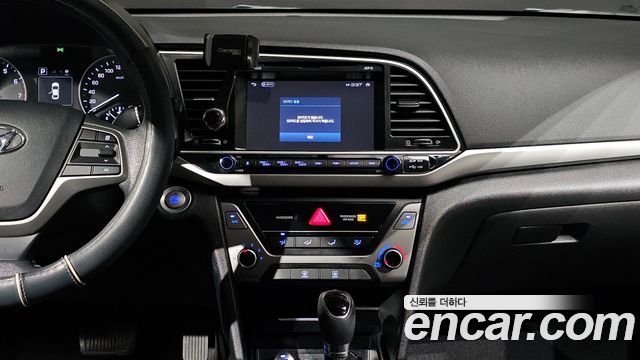 Hyundai AVANTE 2017 — photo 20