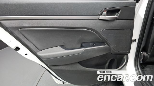 Hyundai AVANTE 2017 — photo 15
