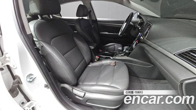 Hyundai AVANTE 2017 — photo 16