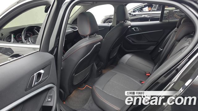 BMW 1-Series 2021 — photo 16