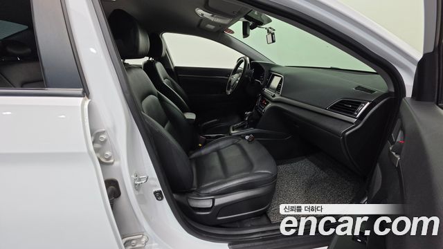 Hyundai AVANTE 2018 — photo 13