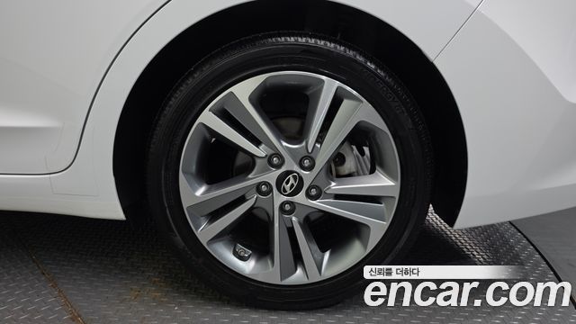 Hyundai AVANTE 2018 — photo 7