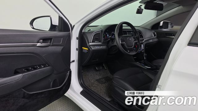 Hyundai AVANTE 2018 — photo 16