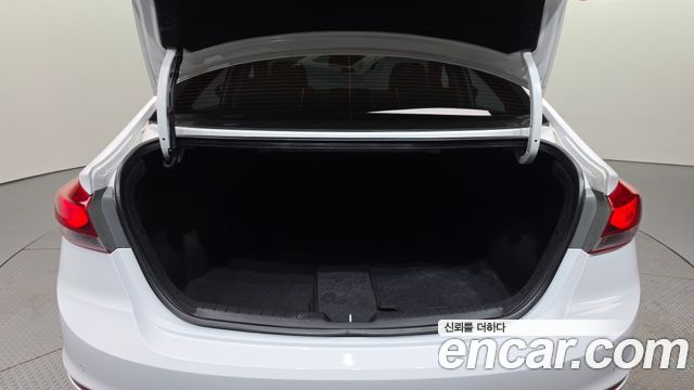 Hyundai AVANTE 2018 — photo 30