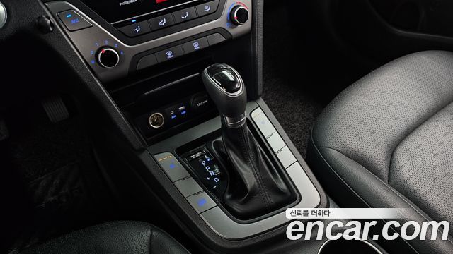 Hyundai AVANTE 2017 — photo 9