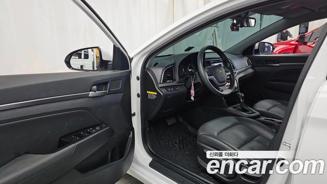 Hyundai AVANTE 2017 — photo 10