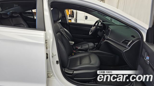 Hyundai AVANTE 2017 — photo 11