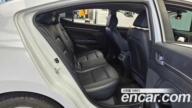 Hyundai AVANTE 2017 — photo 12