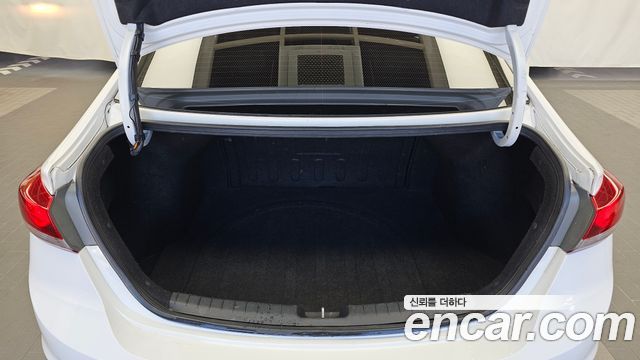 Hyundai AVANTE 2017 — photo 20
