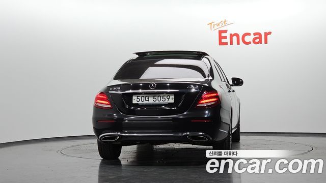 Mercedes-Benz E-Class 2017 — photo 4