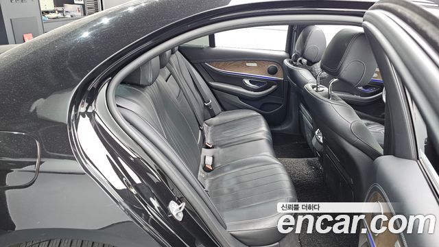 Mercedes-Benz E-Class 2017 — photo 11
