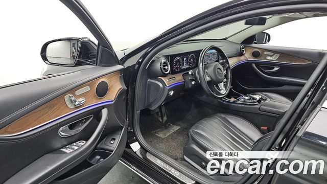 Mercedes-Benz E-Class 2017 — photo 12
