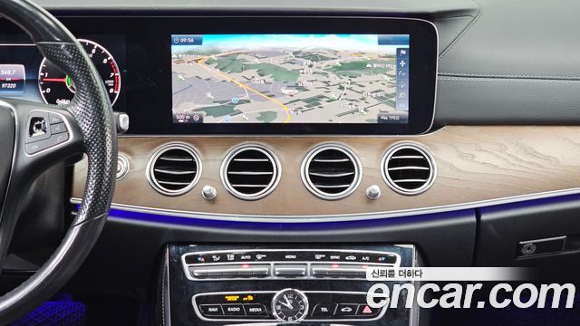 Mercedes-Benz E-Class 2017 — photo 14