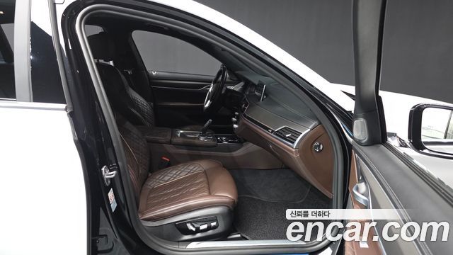 BMW 7-Series 2021 — photo 17